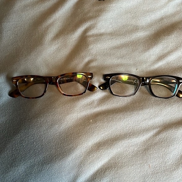 Lot of 2  reading glasses women’s 1.0 magnification 1 tortoise, 1 black - Picture 2 of 4